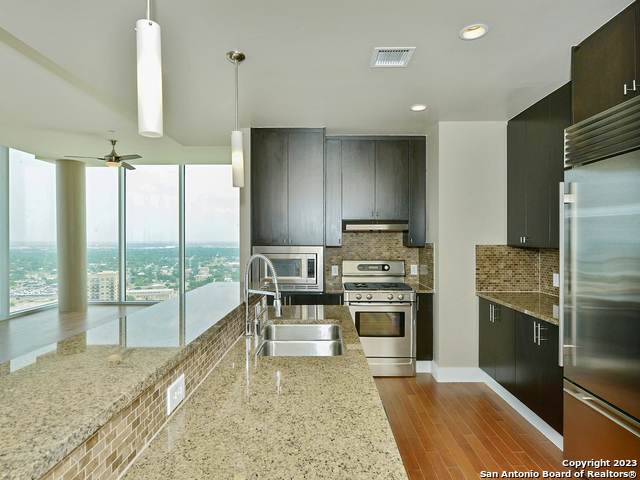 Image 15 of 45 For 610 Market St E 3118