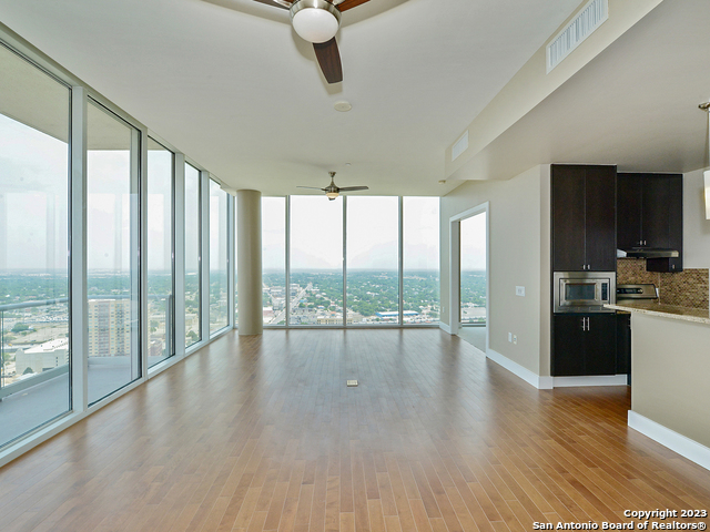 Image 4 of 45 For 610 Market St E 3118