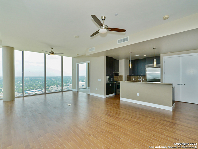 Image 6 of 45 For 610 Market St E 3118
