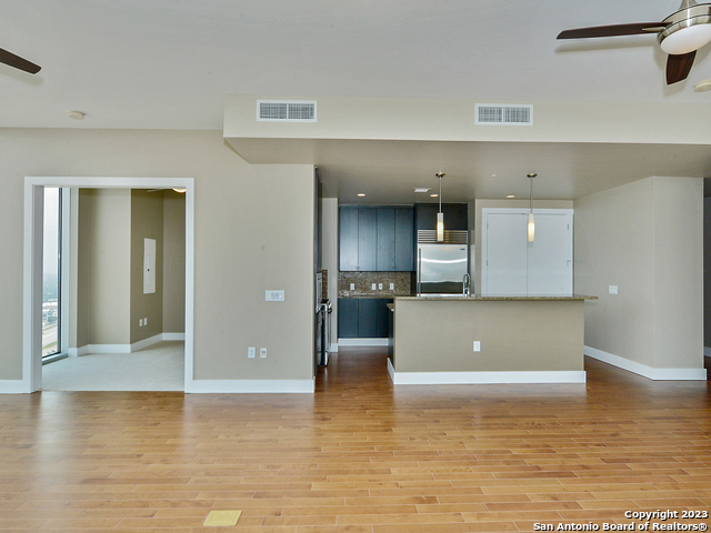Image 7 of 45 For 610 Market St E 3118