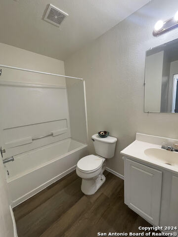 Listing photo id 4 for 4967 Fortuna