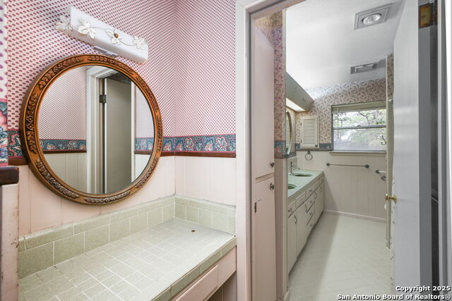 Listing photo id 13 for 20810 Bluehill Pass