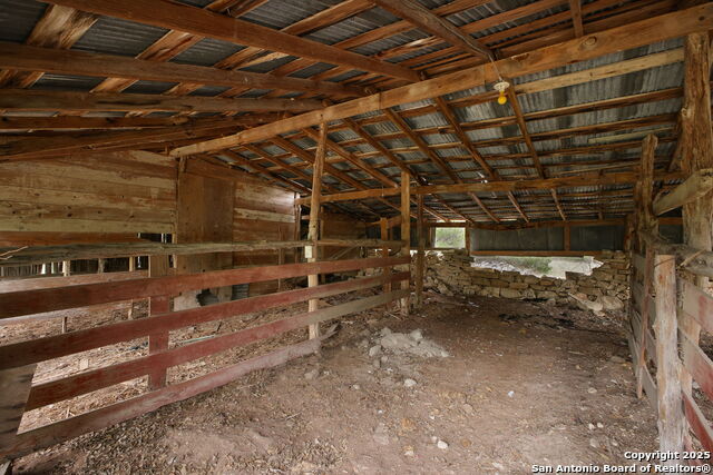 Listing photo id 25 for 20810 Bluehill Pass