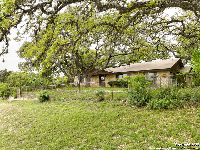 Listing photo id 2 for 20810 Bluehill Pass