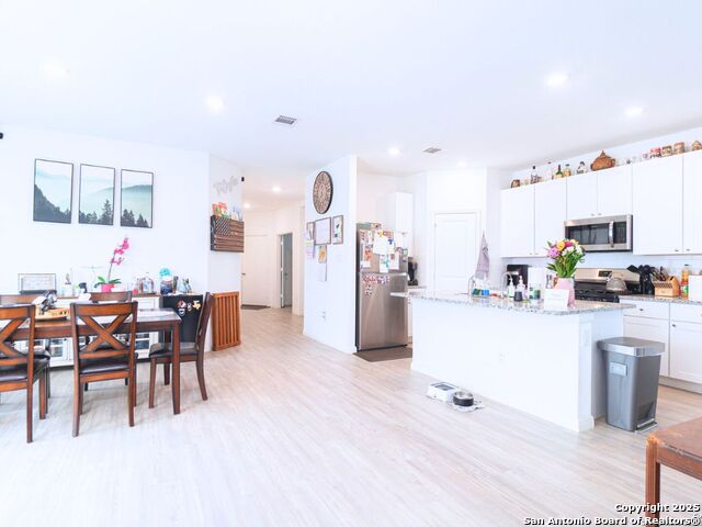 Listing photo id 4 for 6728 Arid Way
