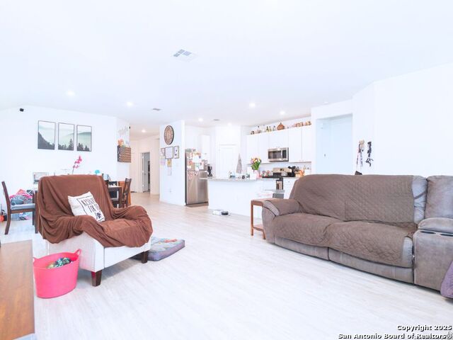 Listing photo id 5 for 6728 Arid Way