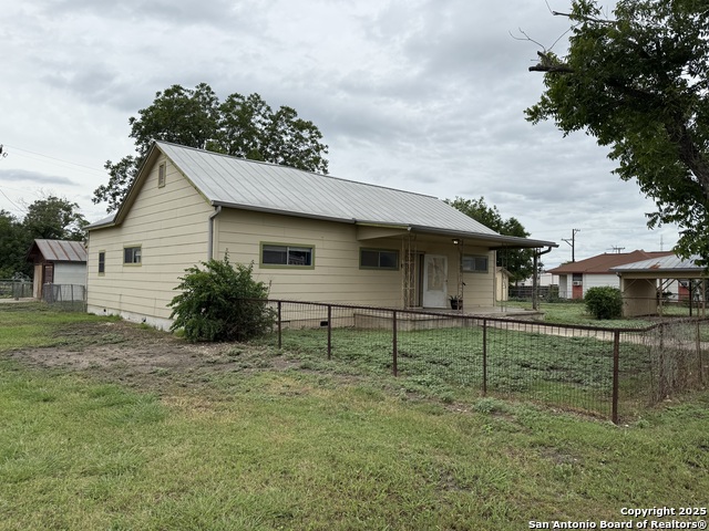 Image 3 of 21 For 16033 Front St N