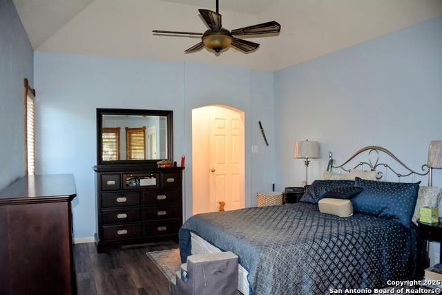 Listing photo id 10 for 7302 Chimney Bluff