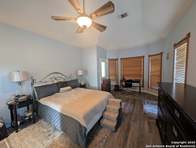 Listing photo id 11 for 7302 Chimney Bluff