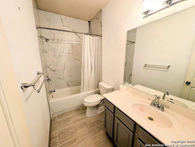 Listing photo id 17 for 7302 Chimney Bluff
