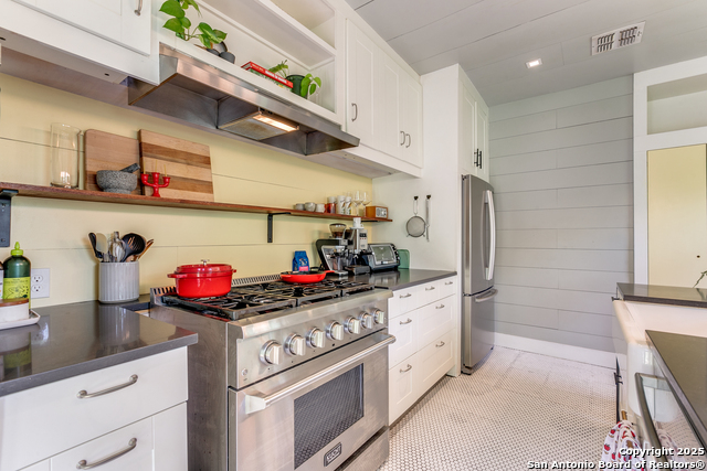 Listing photo id 11 for 1007 And 1013 Fulton