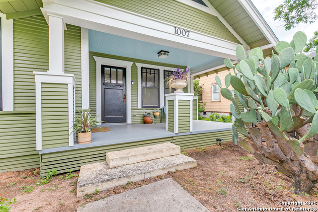Listing photo id 2 for 1007 And 1013 Fulton