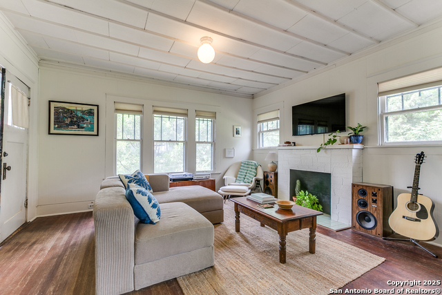 Listing photo id 3 for 1007 And 1013 Fulton