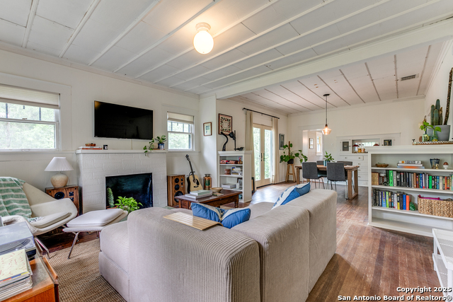 Listing photo id 4 for 1007 And 1013 Fulton