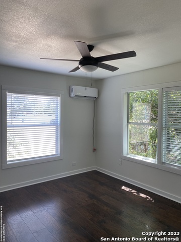Image 3 of 8 For 927 Donaldson Ave  927