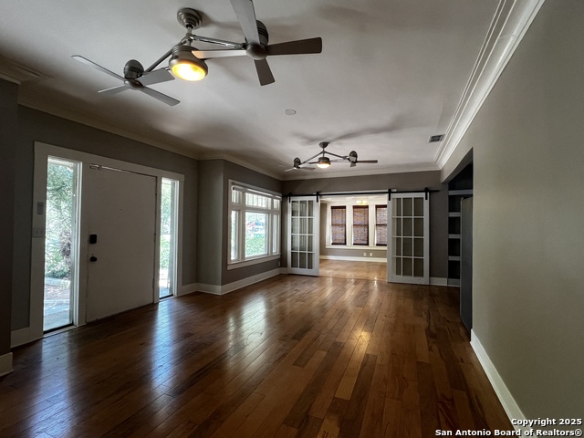 Listing photo id 10 for 1024 Mistletoe W