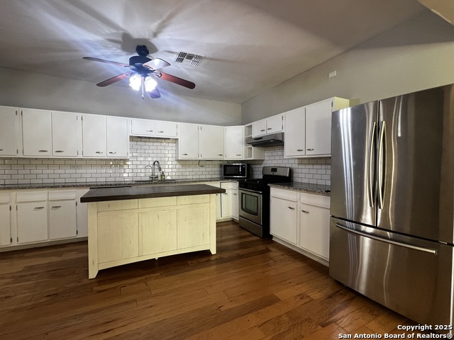 Listing photo id 12 for 1024 Mistletoe W