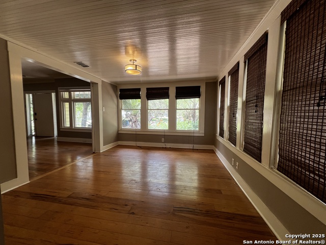 Listing photo id 17 for 1024 Mistletoe W