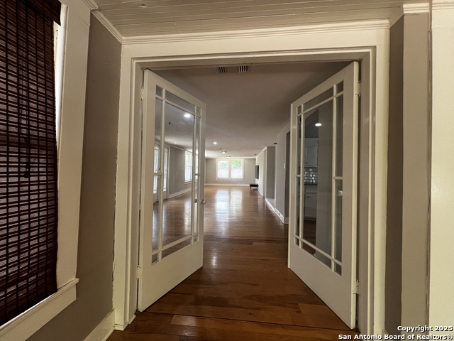 Listing photo id 19 for 1024 Mistletoe W