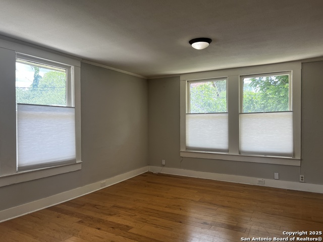 Listing photo id 21 for 1024 Mistletoe W