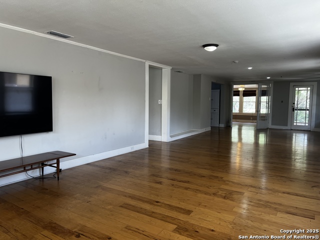 Listing photo id 22 for 1024 Mistletoe W