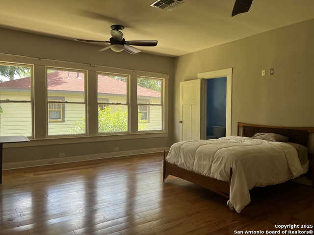 Listing photo id 24 for 1024 Mistletoe W