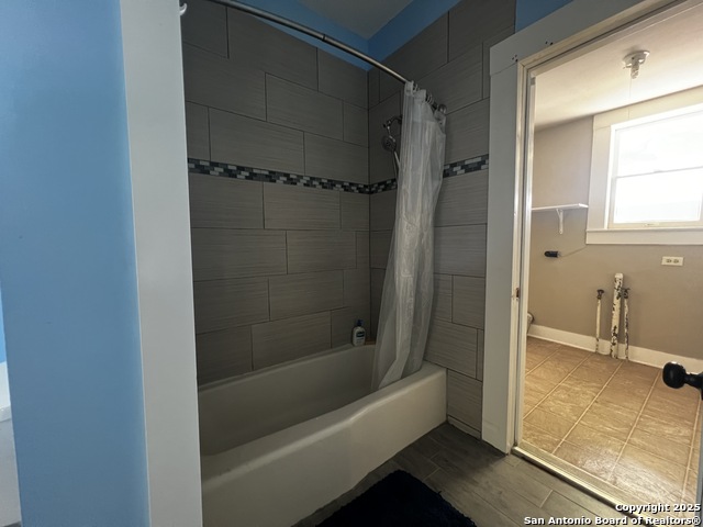 Listing photo id 27 for 1024 Mistletoe W