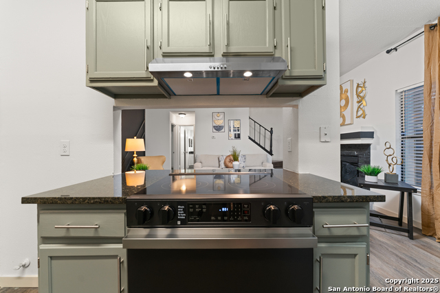 Listing photo id 8 for 730 Cypressbrook