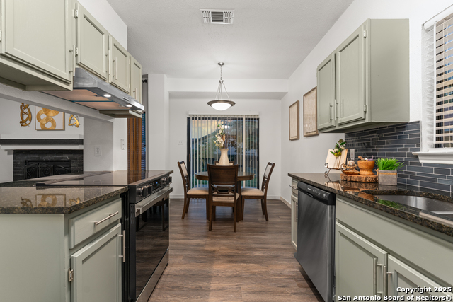 Listing photo id 9 for 730 Cypressbrook