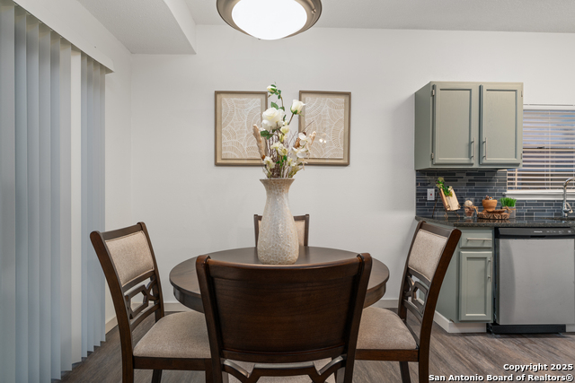 Listing photo id 10 for 730 Cypressbrook