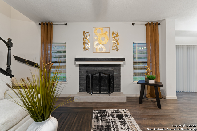 Listing photo id 3 for 730 Cypressbrook