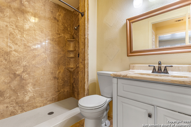 Listing photo id 9 for 165 Rampart W 204