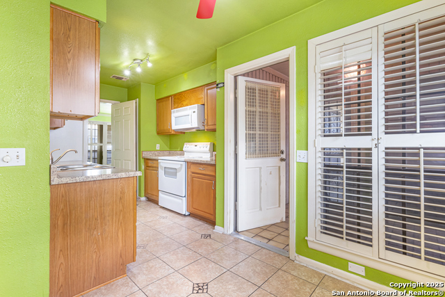 Listing photo id 12 for 165 Rampart W 204