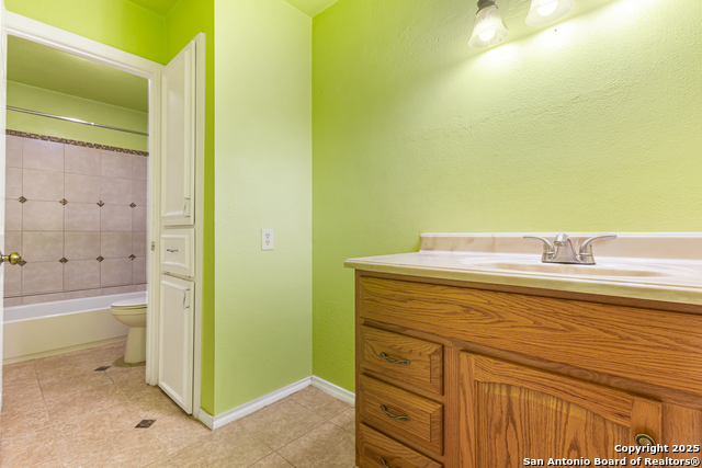 Listing photo id 13 for 165 Rampart W 204