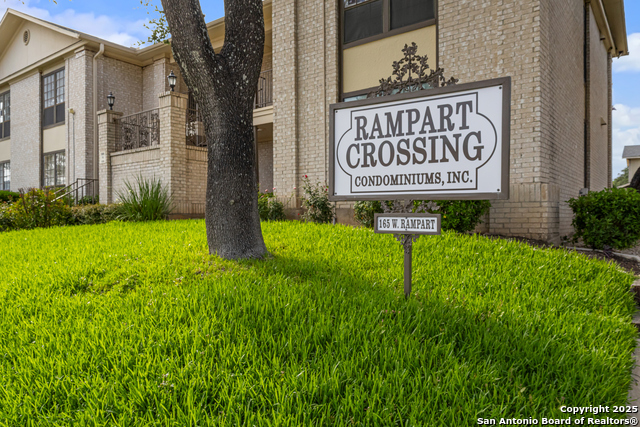 Listing photo id 16 for 165 Rampart W 204