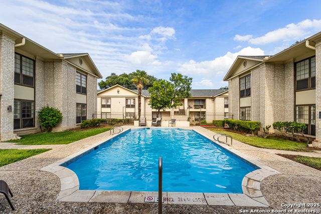 Listing photo id 17 for 165 Rampart W 204