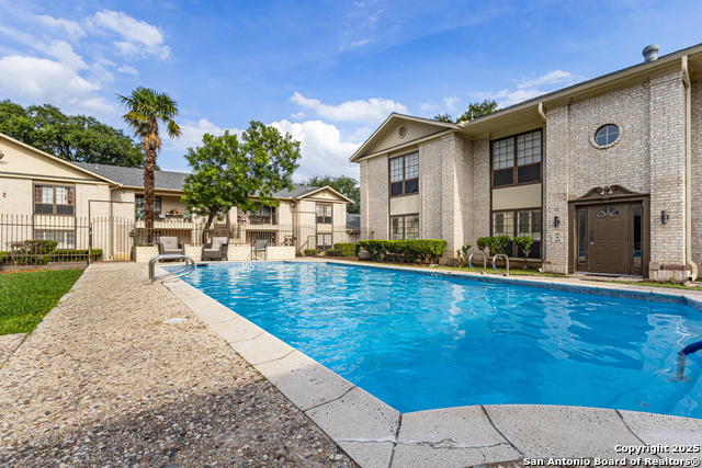 Listing photo id 0 for 165 Rampart W 204