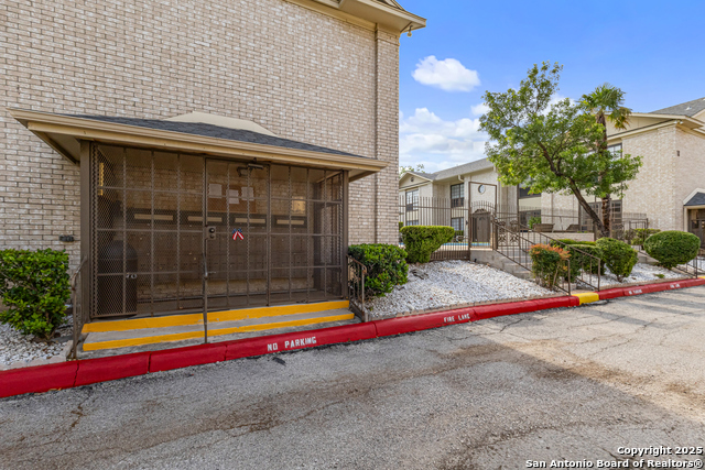Listing photo id 19 for 165 Rampart W 204