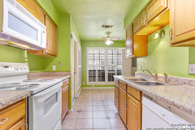 Listing photo id 5 for 165 Rampart W 204