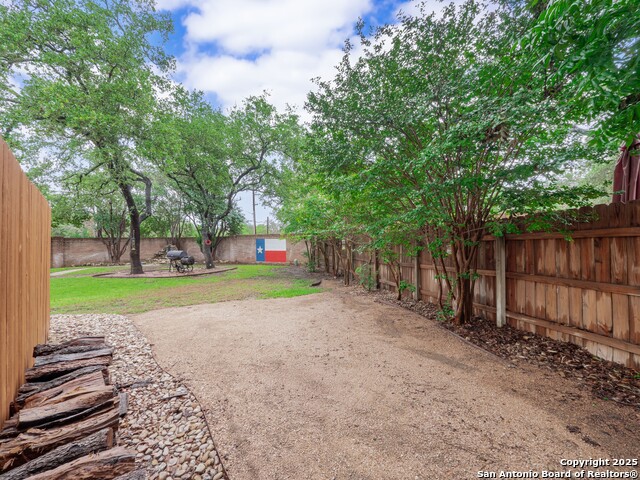 Listing photo id 47 for 13830 Morningbluff Dr