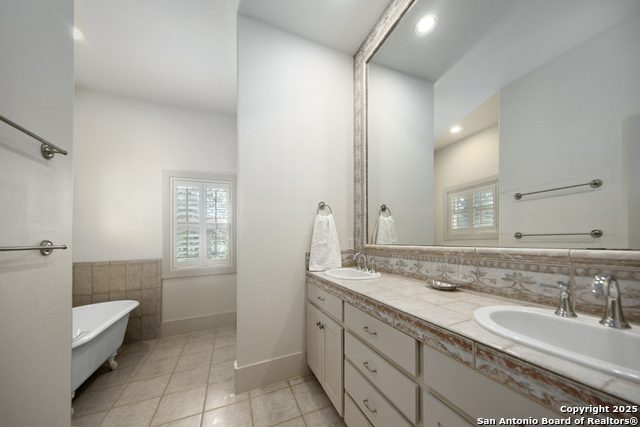Listing photo id 19 for 2 Somerville
