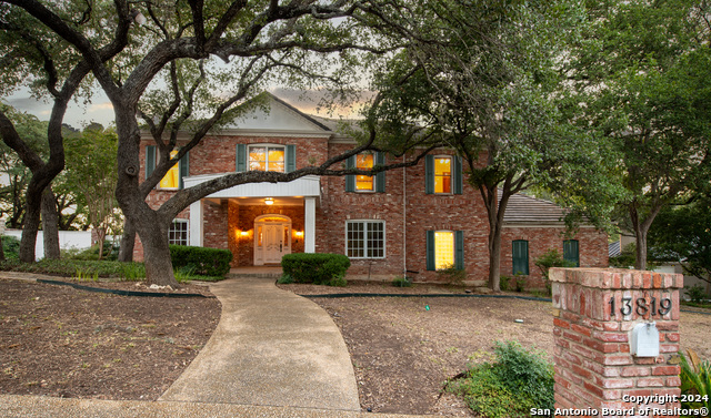 Listing photo id 1 for 13819 Bluff