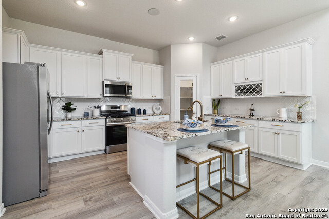 Listing photo id 8 for 2913 Leclerc Road