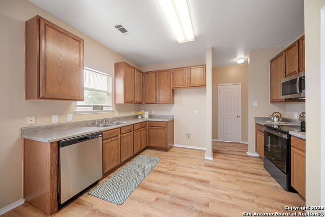 Listing photo id 5 for 9026 Foxgrove Way