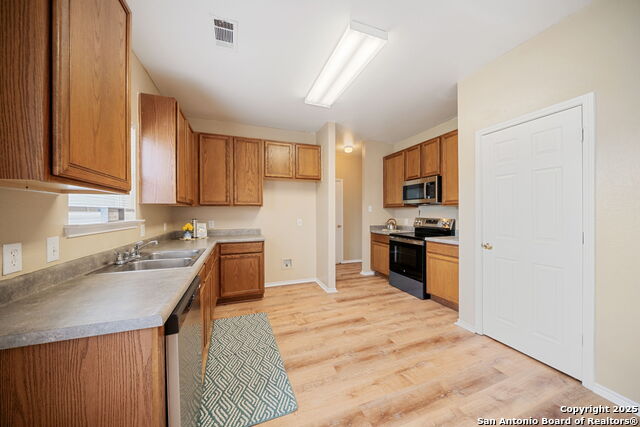 Listing photo id 6 for 9026 Foxgrove Way
