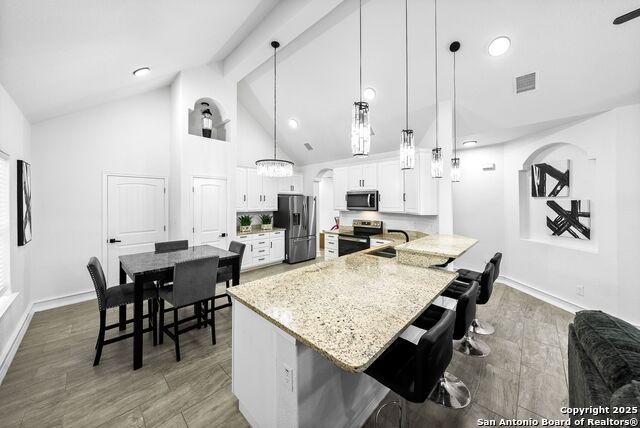 Listing photo id 8 for 3307 Salinas W