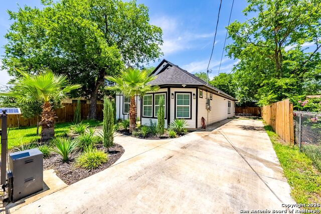 Listing photo id 0 for 3307 Salinas W