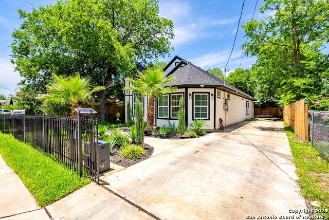 Listing photo id 1 for 3307 Salinas W
