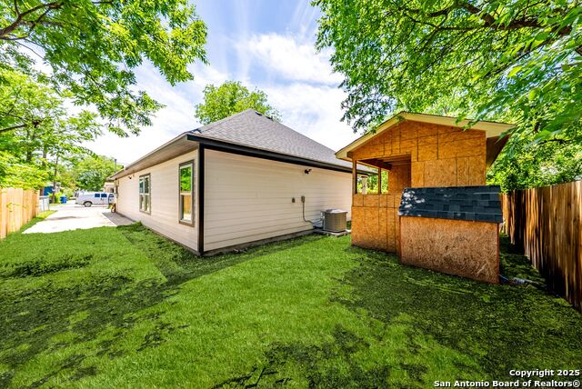 Listing photo id 31 for 3307 Salinas W