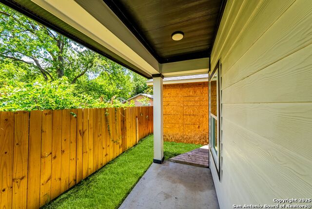 Listing photo id 32 for 3307 Salinas W